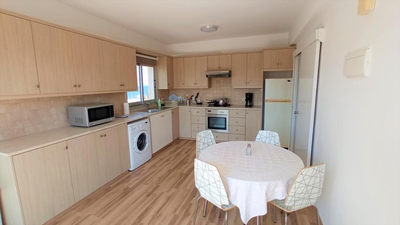 5 Min To The Beach Holiday Shared Apartment Incl Netflix - Private Room In 3 Bdr Apt Larnaca Exteriör bild