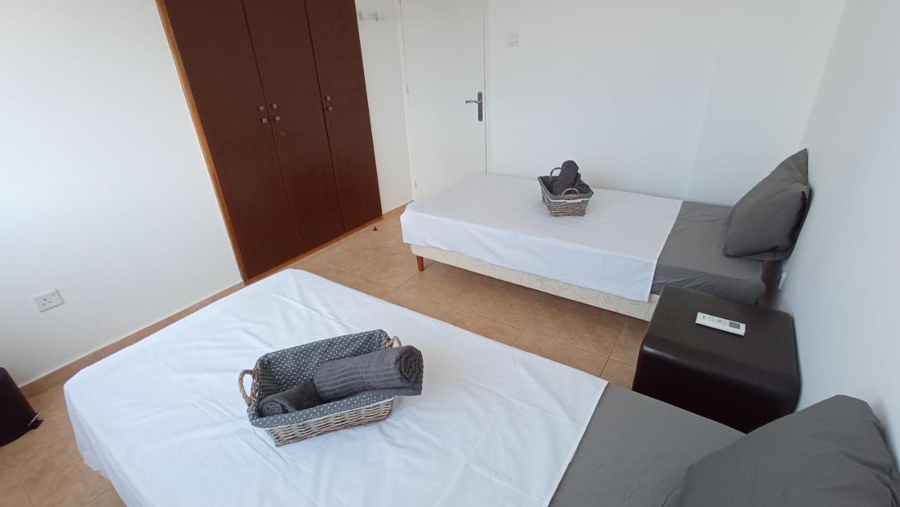 5 Min To The Beach Holiday Shared Apartment Incl Netflix - Private Room In 3 Bdr Apt Larnaca Exteriör bild