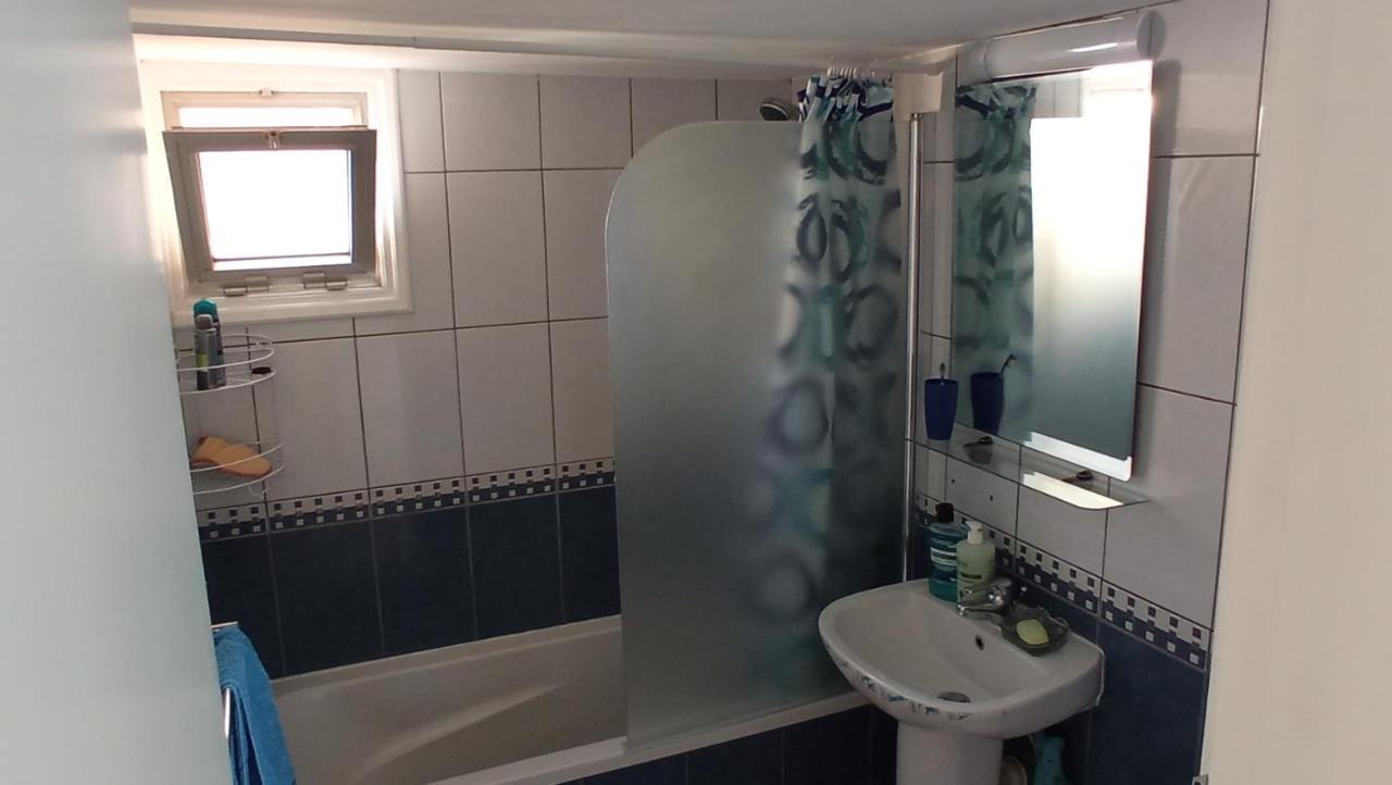 5 Min To The Beach Holiday Shared Apartment Incl Netflix - Private Room In 3 Bdr Apt Larnaca Exteriör bild