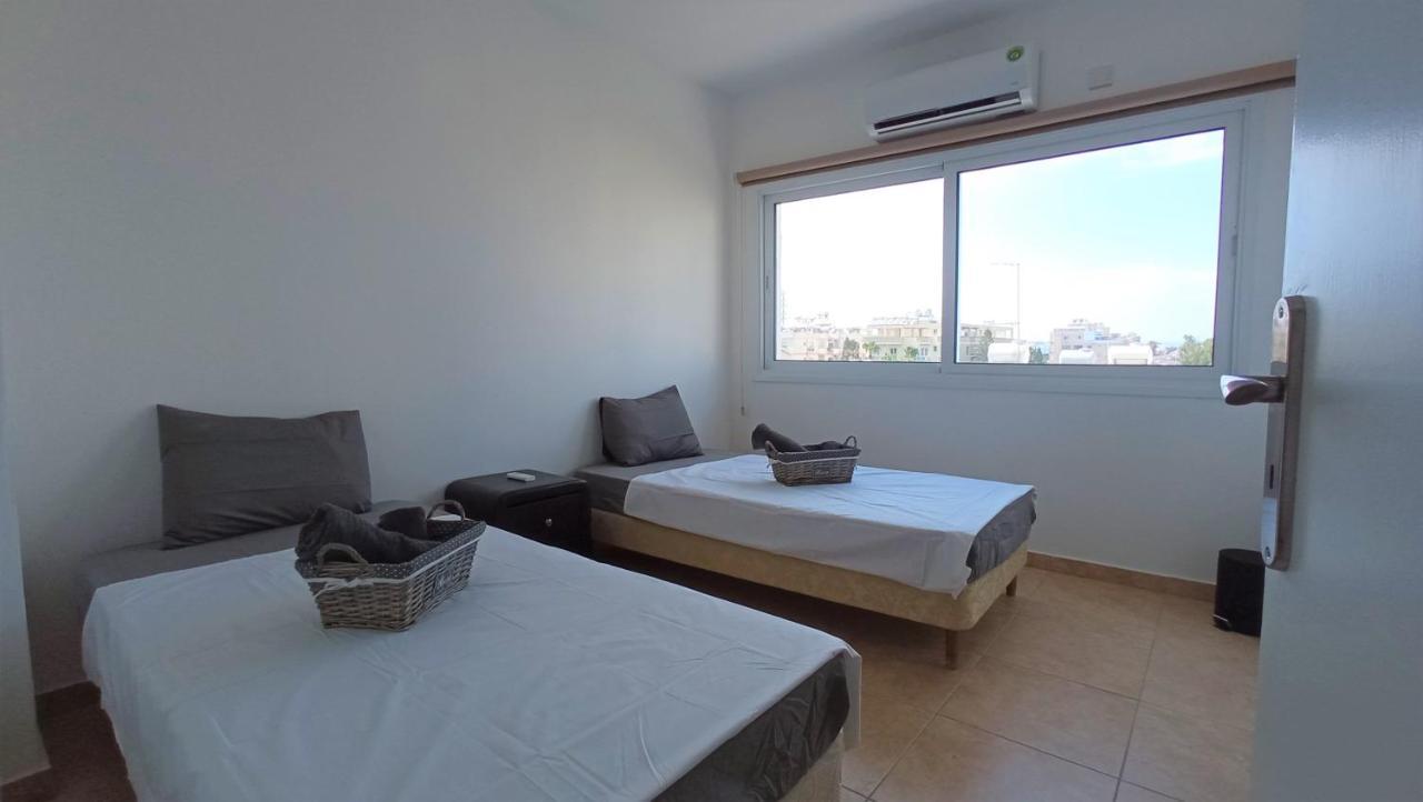 5 Min To The Beach Holiday Shared Apartment Incl Netflix - Private Room In 3 Bdr Apt Larnaca Exteriör bild